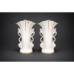 Coppia di vasi portafiori in porcellana dipinta e dorata