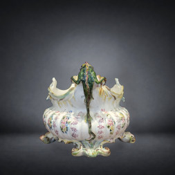 Centrotavola in maiolica con anse zoomorfe a forma di rettili