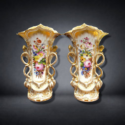 Coppia di vasi portafiori in porcellana dipinta e dorata