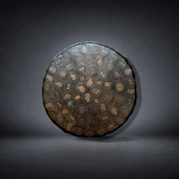 Sgabello cerimoniale con figure antropomorfe, conchiglie e monete