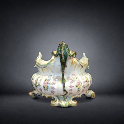 Centrotavola in maiolica con anse zoomorfe a forma di rettili