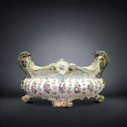 Centrotavola in maiolica con anse zoomorfe a forma di rettili