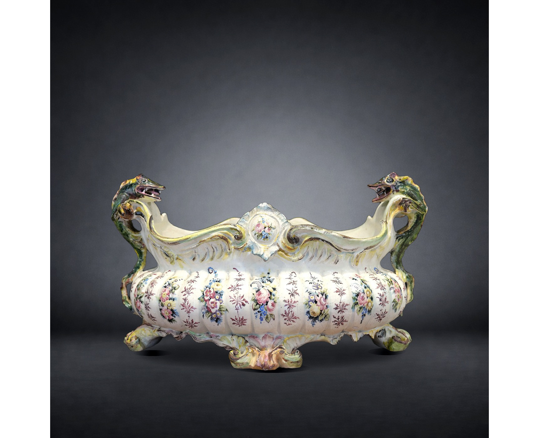 Centrotavola in maiolica con anse zoomorfe a forma di rettili