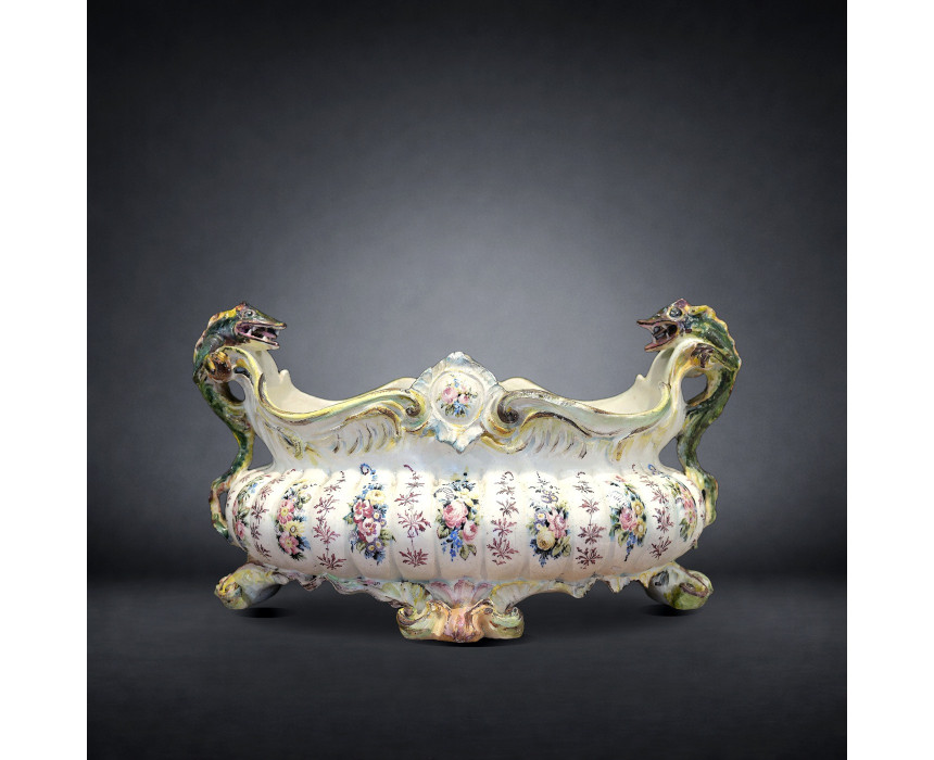 Centrotavola in maiolica con anse zoomorfe a forma di rettili