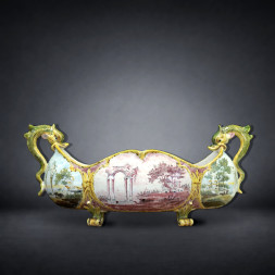 Centrotavola in maiolica policroma con anse zoomorfe