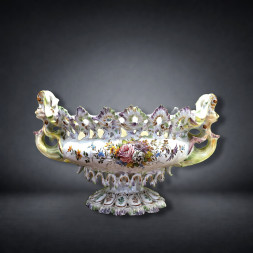 Centrotavola in maiolica policroma con traforo e mascherone grottesco