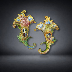 Coppia di appliques da parete in maiolica policroma smaltata