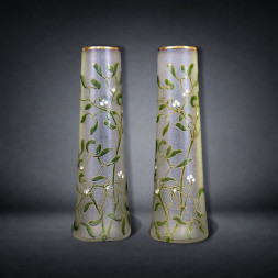 Coppia di vasi Art Nouveau in vetro satinato con decorazione a vischio